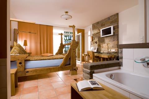 Junior Suite | Premium bedding, in-room safe, individually furnished, desk