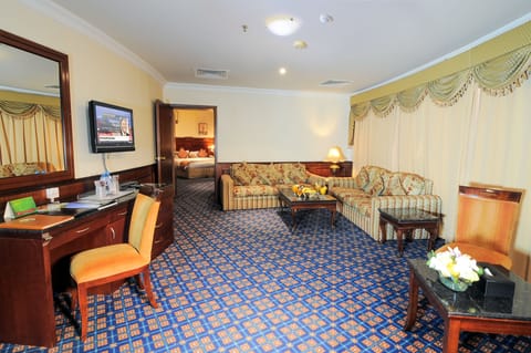 Executive Suite (Double Occupancy) | Living area | 32-inch TV with satellite channels, DVD player