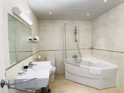 Junior Room, Balcony, Sea View | Deep soaking bathtub