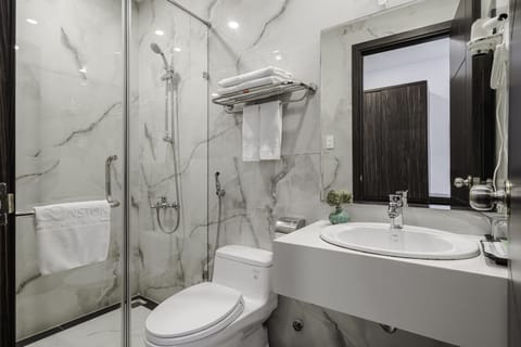 Superior Double Room | Bathroom | Shower, free toiletries, hair dryer, slippers