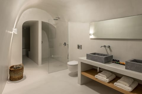 Villa (Kivotos) | Bathroom | Shower, rainfall showerhead, free toiletries, hair dryer