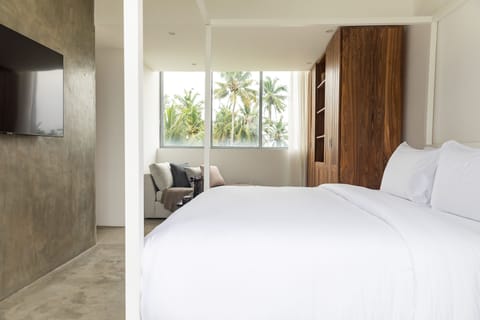 Deluxe Room, 1 King Bed, Partial Sea View | Egyptian cotton sheets, premium bedding, pillowtop beds