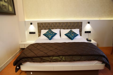 Executive Room, 1 Queen Bed | Rollaway beds