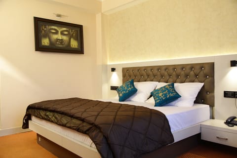 Executive Room, 1 Queen Bed | Rollaway beds