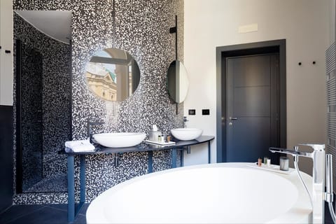 Junior Suite, 1 Bedroom, Bathtub, City View | Bathroom | Shower, free toiletries, hair dryer, bathrobes