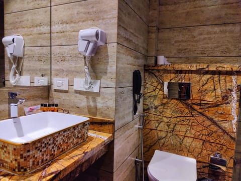 Royale Suite | Bathroom | Shower, hydromassage showerhead, free toiletries, hair dryer