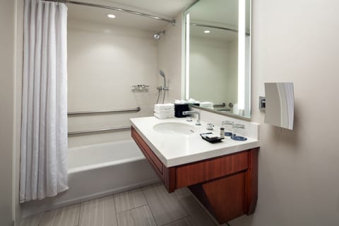 Combined shower/tub, hair dryer, towels