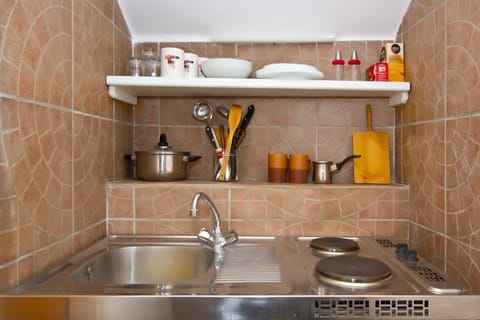 Apartment (3) | Private kitchenette | Full-size fridge, stovetop, electric kettle, cookware/dishes/utensils