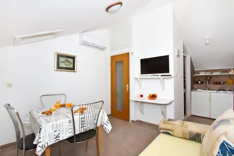 Apartment (3) | Living area | 32-inch flat-screen TV with satellite channels, TV