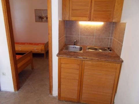 Apartment (1) | Private kitchenette | Full-size fridge, stovetop, electric kettle, cookware/dishes/utensils