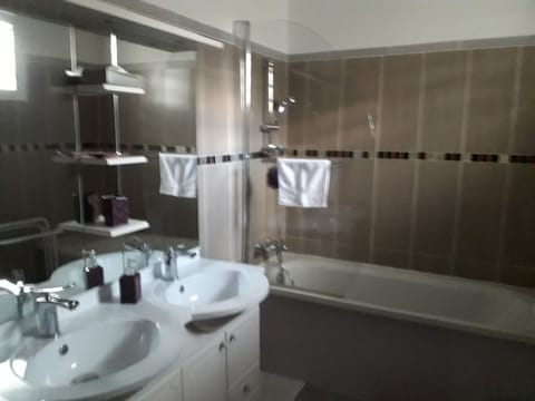 Comfort Suite, 1 King Bed | Bathroom | Free toiletries, hair dryer, bidet, towels