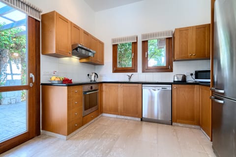 Villa | Private kitchen | Full-size fridge, microwave, oven, stovetop