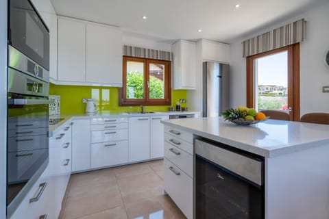 Villa | Private kitchen | Full-size fridge, microwave, oven, stovetop