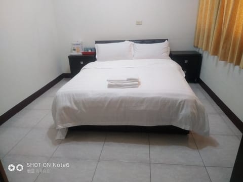 Double Room | Desk, free rollaway beds, free WiFi, bed sheets