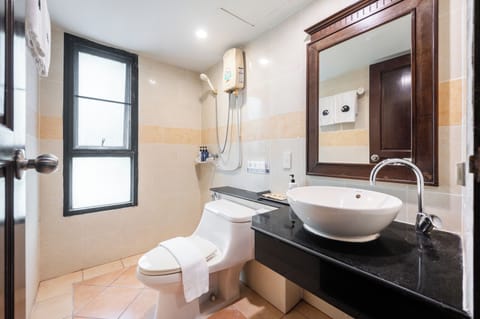 Superior Room, 1 Queen Bed | Bathroom | Shower, free toiletries, hair dryer, bidet