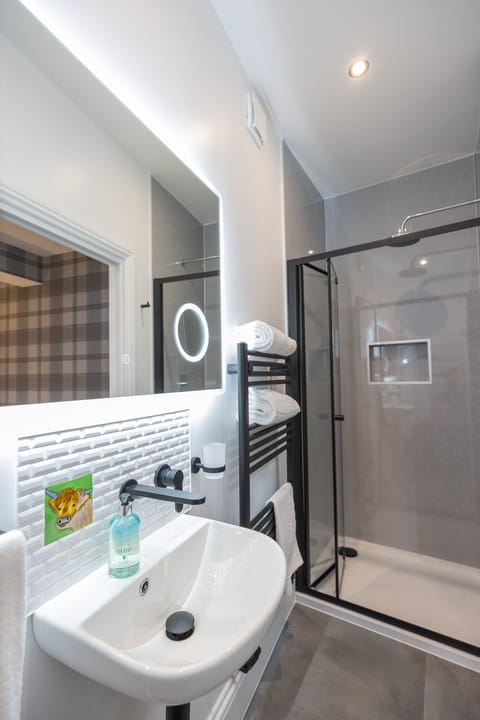 City Twin Room | Bathroom | Shower, designer toiletries, hair dryer, towels