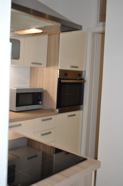 Apartment, 2 Bedrooms | Private kitchen | Fridge, microwave, oven, stovetop