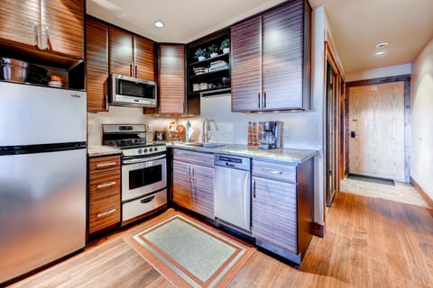 Studio, Kitchen | Private kitchen | Fridge, microwave, oven, stovetop