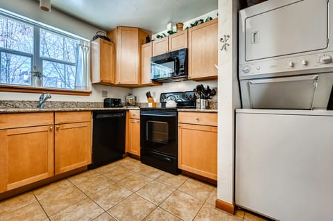 Comfort Condo, 2 Bedrooms, Kitchen | Private kitchen | Full-size fridge, microwave, oven, stovetop