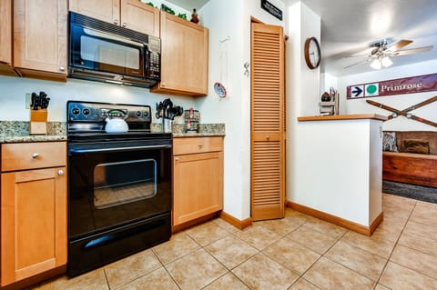 Comfort Condo, 2 Bedrooms, Kitchen | Private kitchen | Full-size fridge, microwave, oven, stovetop