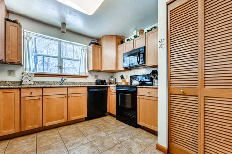 Comfort Condo, 2 Bedrooms, Kitchen | Private kitchen | Full-size fridge, microwave, oven, stovetop