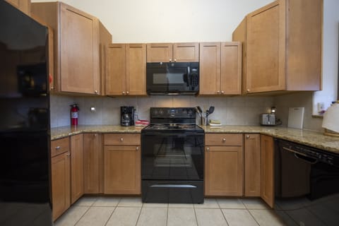 Comfort Condo, 1 Queen Bed with Sofa bed | Private kitchen | Full-size fridge, microwave, oven, stovetop