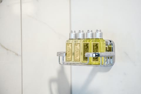 Design Double Room (15) | Bathroom | Shower, free toiletries, hair dryer, towels