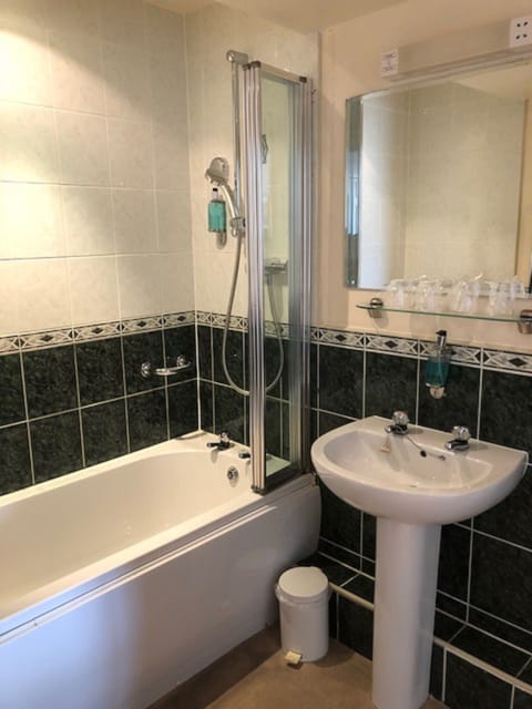 Family Room (Sea View) | Bathroom | Rainfall showerhead, free toiletries, hair dryer, towels