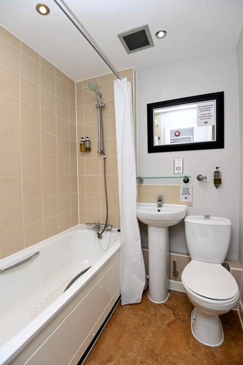 Double Room | Bathroom | Shower, free toiletries, hair dryer, towels