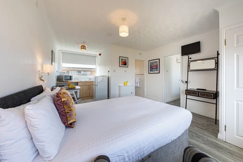 1 Double Bed and 1 Single Bed/Twin Bed | Individually decorated, desk, free WiFi, bed sheets