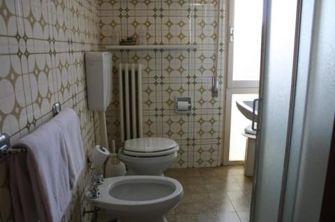 Single Room, Balcony | Bathroom | Shower, free toiletries, hair dryer, bidet