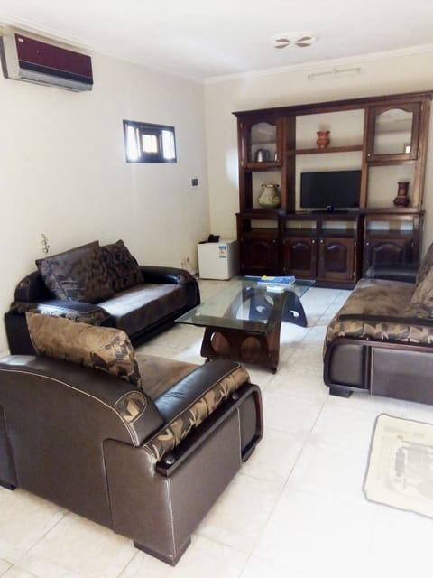 Standard Suite | Living area | 32-inch flat-screen TV with satellite channels, TV