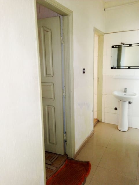 Basic Room | Bathroom | Shower, free toiletries, towels