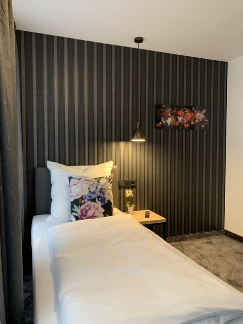 Single Room | Down comforters, desk, laptop workspace, blackout drapes