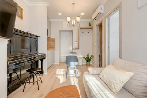 Royal Studio | Living area | Flat-screen TV