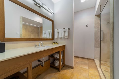 Suite, 1 King Bed, Non Smoking, Refrigerator & Microwave | Bathroom | Shower, eco-friendly toiletries, hair dryer, towels