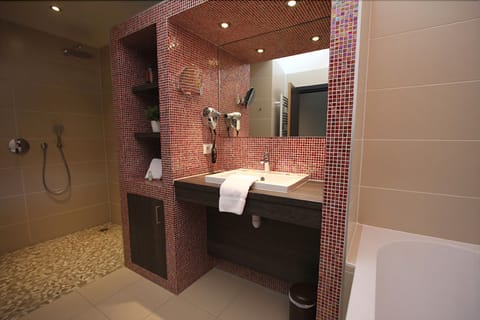 Suite | Bathroom | Free toiletries, hair dryer, towels