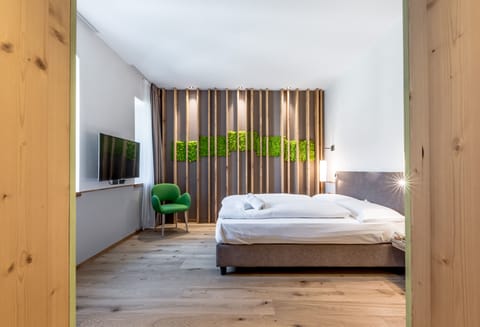 Deluxe Room | Minibar, in-room safe, free WiFi, bed sheets