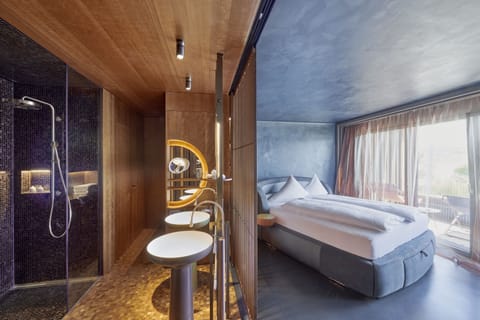 Junior Suite Lake | Hypo-allergenic bedding, minibar, in-room safe, blackout drapes