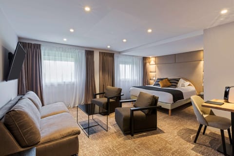 Family Room, 1 King Bed, Non Smoking (Converts to 2 Twin Beds;with Sofabed) | In-room safe, individually decorated, individually furnished, desk