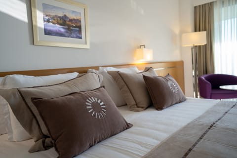 Hypo-allergenic bedding, minibar, in-room safe, laptop workspace