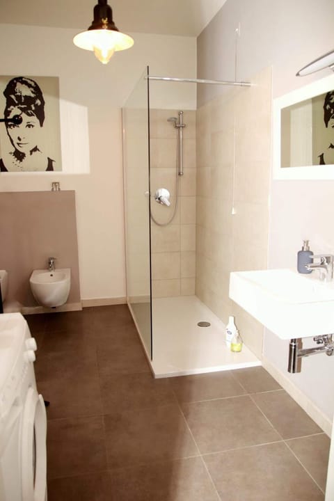 Combined shower/tub, deep soaking tub, rainfall showerhead, hair dryer