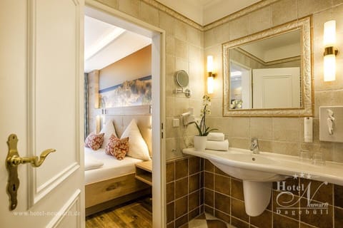 Standard Double Room | Bathroom | Hair dryer, towels, soap, shampoo