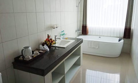 Junior Suite King Bed | Bathroom | Combined shower/tub, free toiletries, slippers, towels