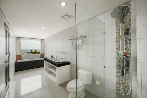 Presidential Suite King Bed | Bathroom | Combined shower/tub, free toiletries, slippers, towels