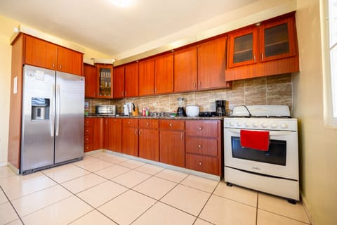 Family House, 6 Bedrooms | Private kitchen | Fridge, microwave, oven, stovetop