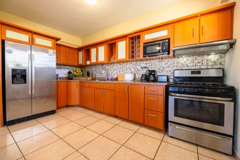 Family House, 6 Bedrooms | Private kitchen | Fridge, microwave, oven, stovetop