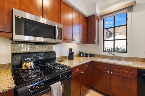 Condo, 3 Bedrooms | Private kitchen | Fridge, oven, coffee/tea maker, toaster