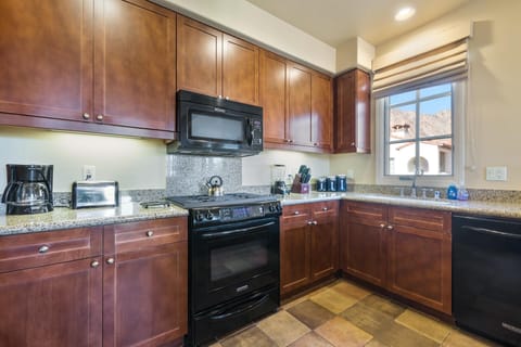 Condo, 3 Bedrooms | Private kitchen | Fridge, oven, coffee/tea maker, toaster