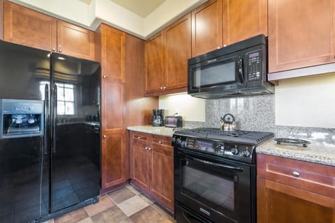 Condo, 3 Bedrooms | Private kitchen | Fridge, oven, coffee/tea maker, toaster